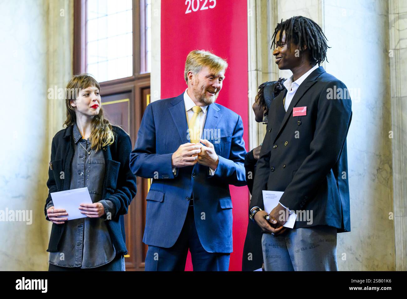 Amsterdam, Niederlande, 2025 2011-01-31 14:07:43 AMSTERDAM, 31-01-2025, Königspalast AmsterdamKing Willem Alexander verleiht den Königlichen Preis für freie Malerei 2025 im Königlichen Palast Amsterdam. Drei junge Künstler werden geehrt und erhalten jeweils einen Betrag von 9.000 Euro. FOTO: NLBeeld/Patrick van EMST Credit: NL Beeld / Patrick van EMST Stockfoto