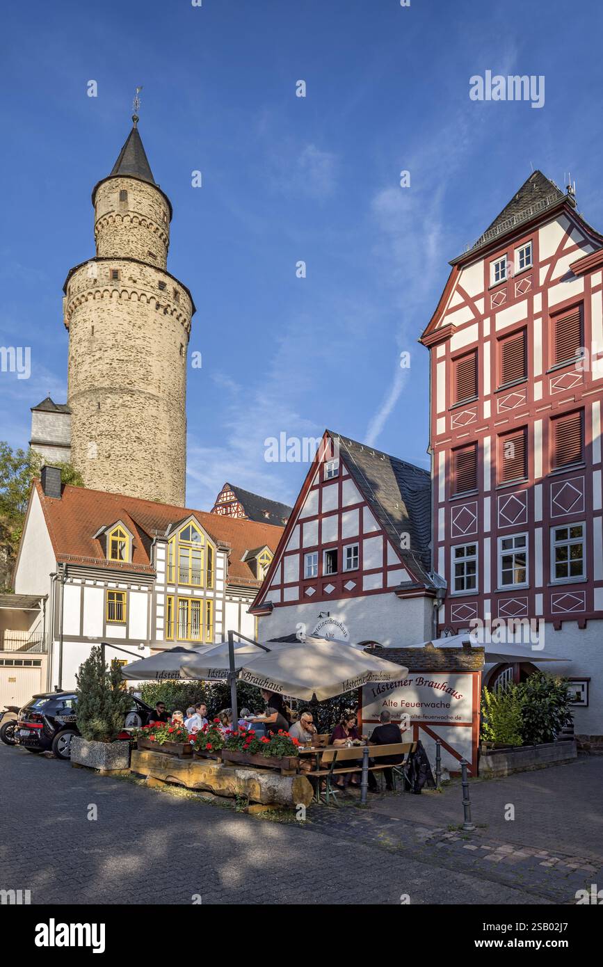 Alte Feuerwehr, Feuerwehrhaus mit Schlauchturm, Idsteiner Sudhaus Straßenrestaurant, Hexenturm, Burgfried, historische Altstadt, Idstein, Rheing Stockfoto