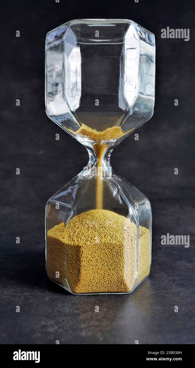 Nahaufnahme transparenter Sanduhr mit fallendem goldenem Sand auf dunklem Hintergrund, jede Sekunde zählt, die Zeit oder die Zeit ist abgelaufen oder die Zeit ist abgelaufen Stockfoto