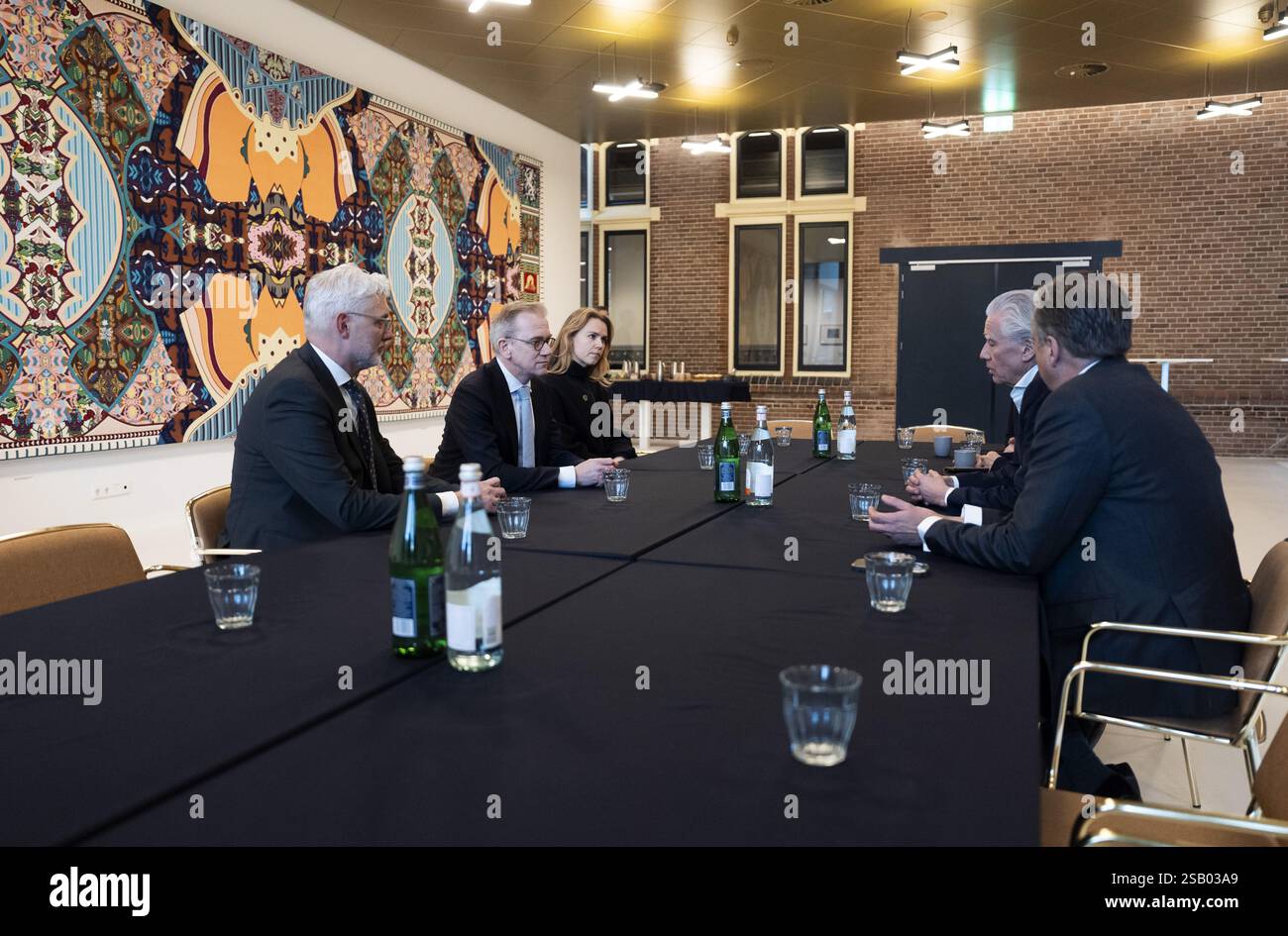 ASSEN - 31.01.2025, Minister EPPO Bruins (Kultur) spricht mit Mitarbeitern während eines Besuchs im nach dem Kunstdiebstahl wieder eröffneten Drents Museum. Mehrere archäologische Meisterwerke wurden aus dem Museum gestohlen, das vom Rumänischen Nationalmuseum in Bukarest geliehen wurde. Sie enthielten einen goldenen Helm und drei goldene Armbänder. ANP JEROEN JUMELET niederlande Out - belgien Out Stockfoto