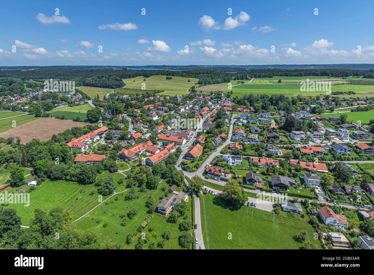 Die Ortschaft Breitbrunn bai Herrsching am Ammersee aus der Vogelperspektive Sommer am Ostufer des Ammersee in Oberbayern rund um Herrsching- *** the Stockfoto