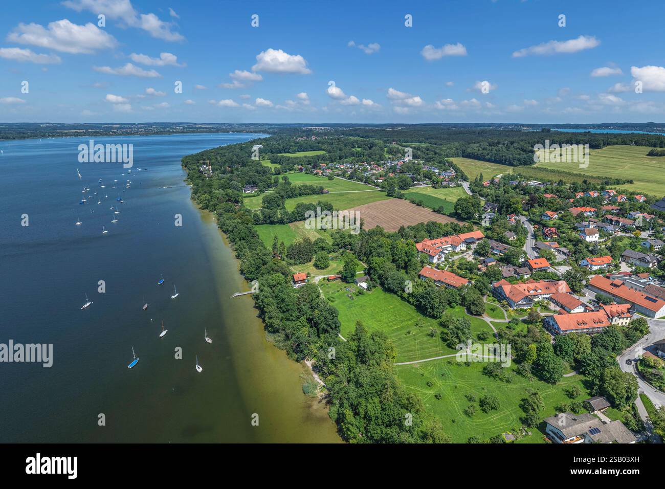 Die Ortschaft Breitbrunn bai Herrsching am Ammersee aus der Vogelperspektive Sommer am Ostufer des Ammersee in Oberbayern rund um Herrsching-Copyrigh Stockfoto