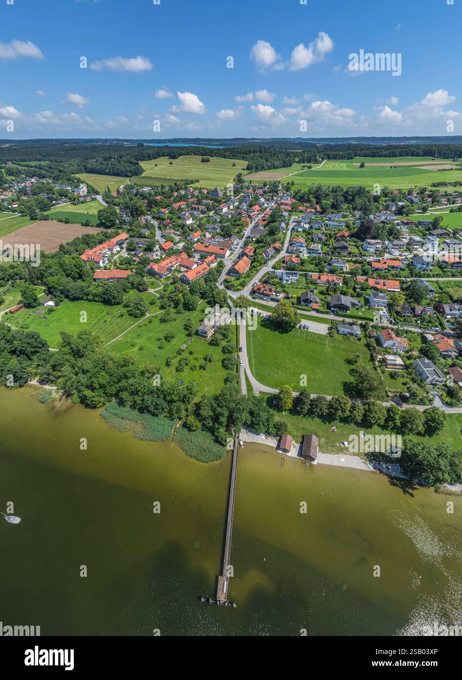 Die Ortschaft Breitbrunn bai Herrsching am Ammersee aus der Vogelperspektive Sommer am Ostufer des Ammersee in Oberbayern rund um Herrsching-Copyrigh Stockfoto