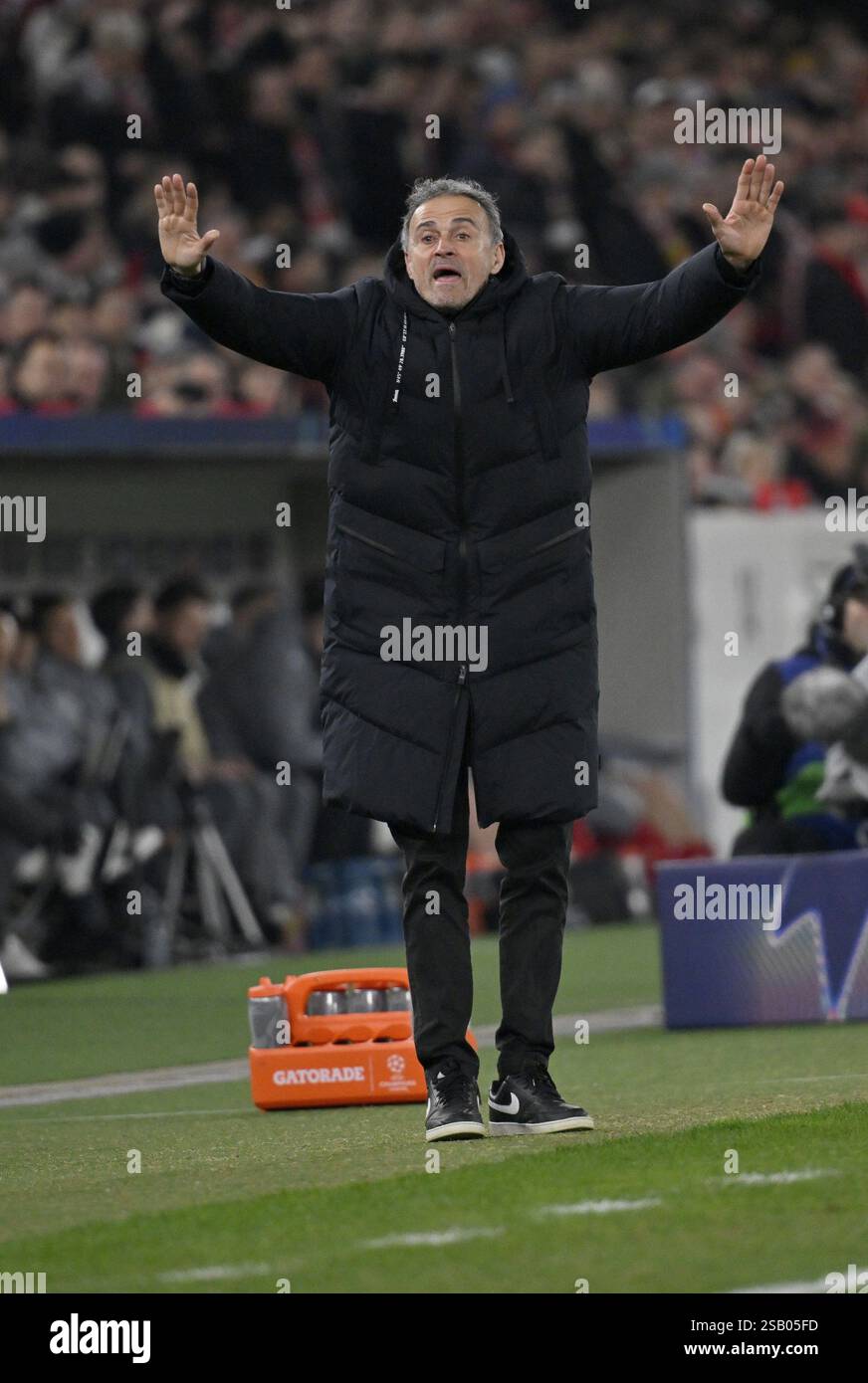 Trainer Luis Enrique FC Paris Saint-Germain PSG an der Seitenlinie Geste Champions League, MHPArena, MHP Arena Stuttgart, Baden-Württemberg, Deutschland, E Stockfoto