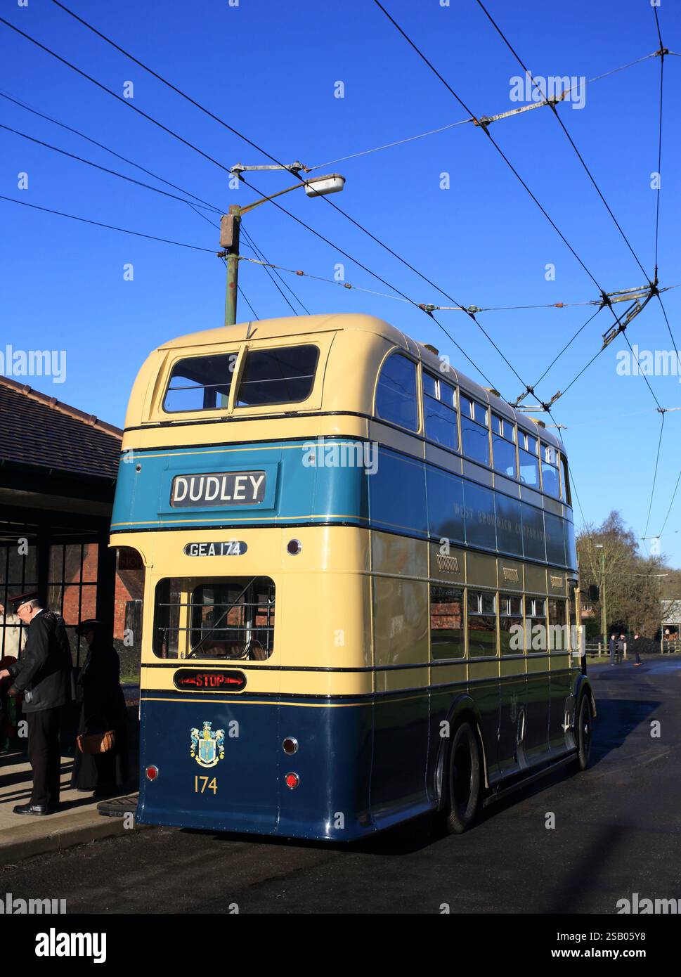 Doppeldeckerbus wartet im Black Country Living Museum, Dudley, West midlands, England, Großbritannien. Stockfoto