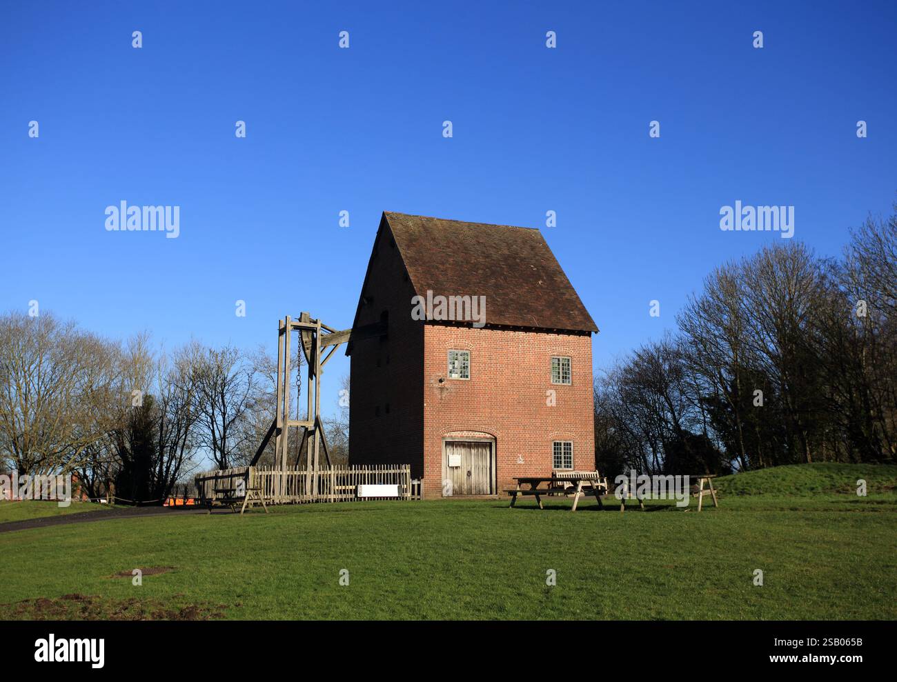 Gebäude mit der Newcomen-Dampfmaschine im Black Country Living Museum, Dudley, West midlands, England, Großbritannien. Stockfoto