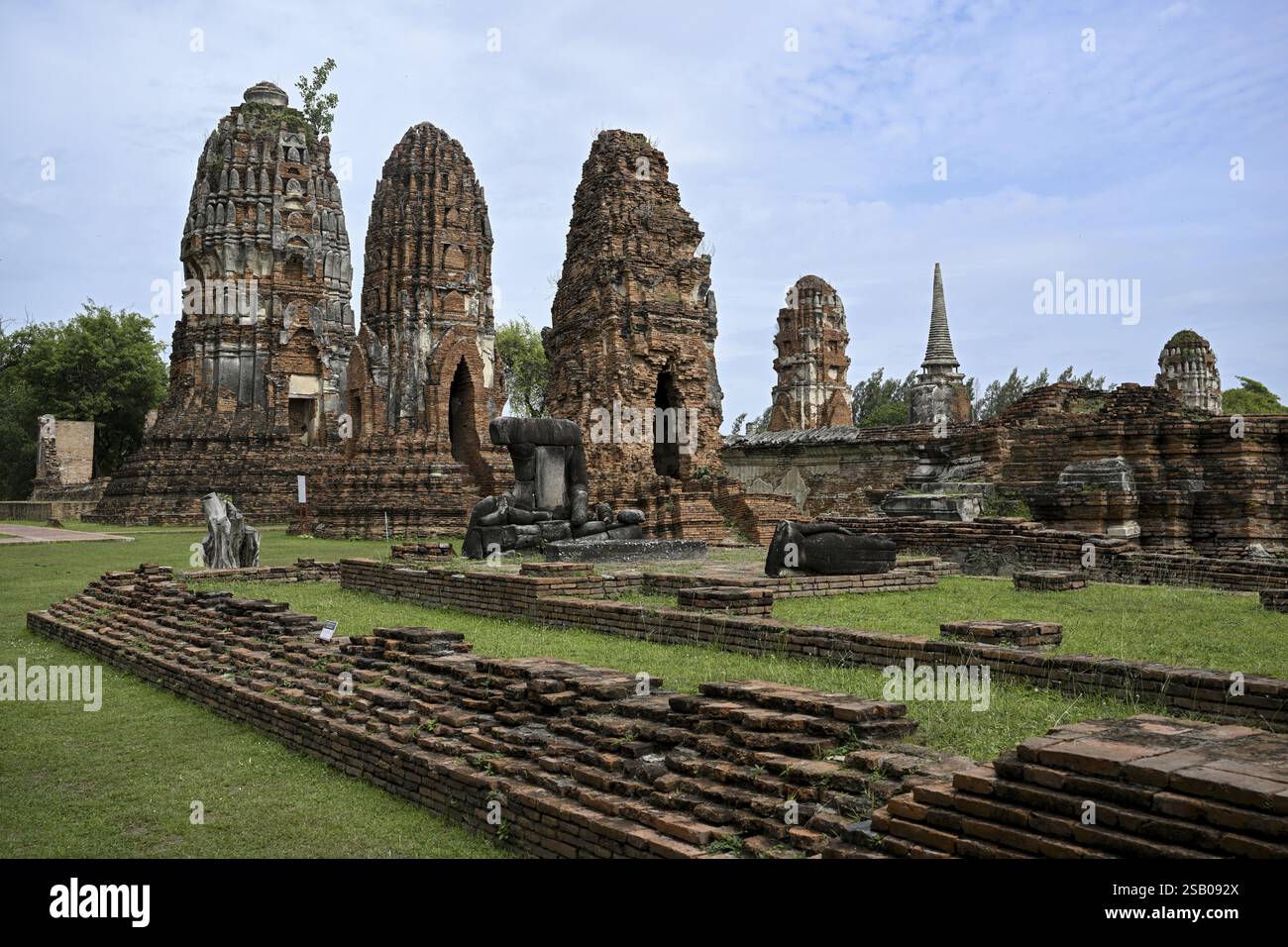 Tempelruinen im Wat Mahathat, Tempel des Großen und Heiligen Reliefs, Ayutthaya, Provinz Ayutthaya, Thailand, Asien Stockfoto
