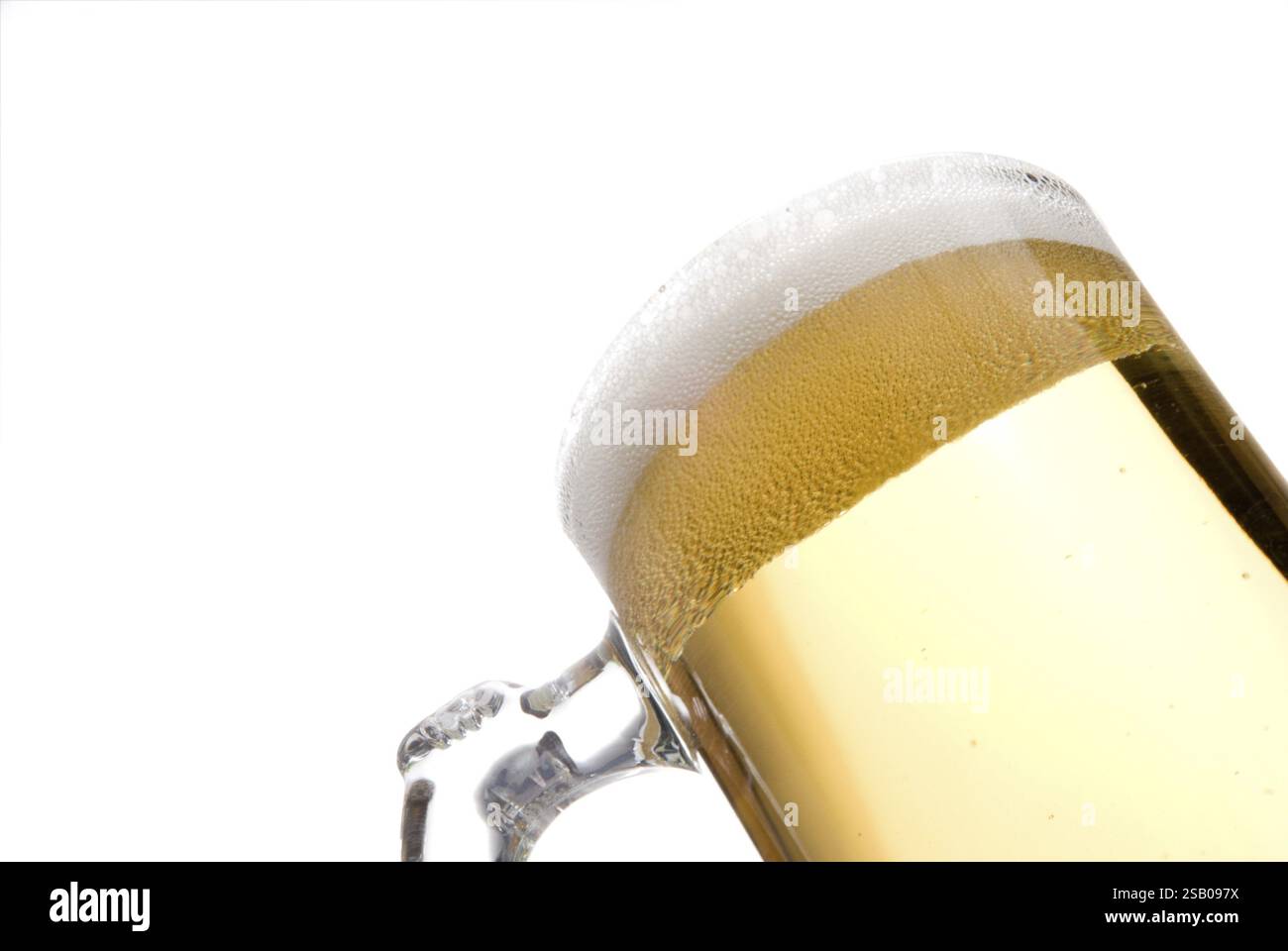 Ein kühles Bier in einem Glas Becher Stockfoto