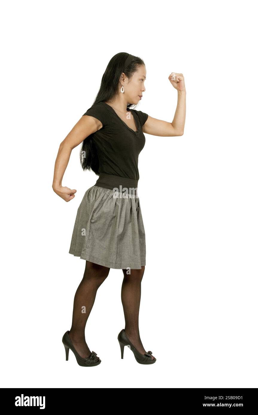 Eine schöne junge hispanische latino-Frau, die weit weg blickt Stockfoto