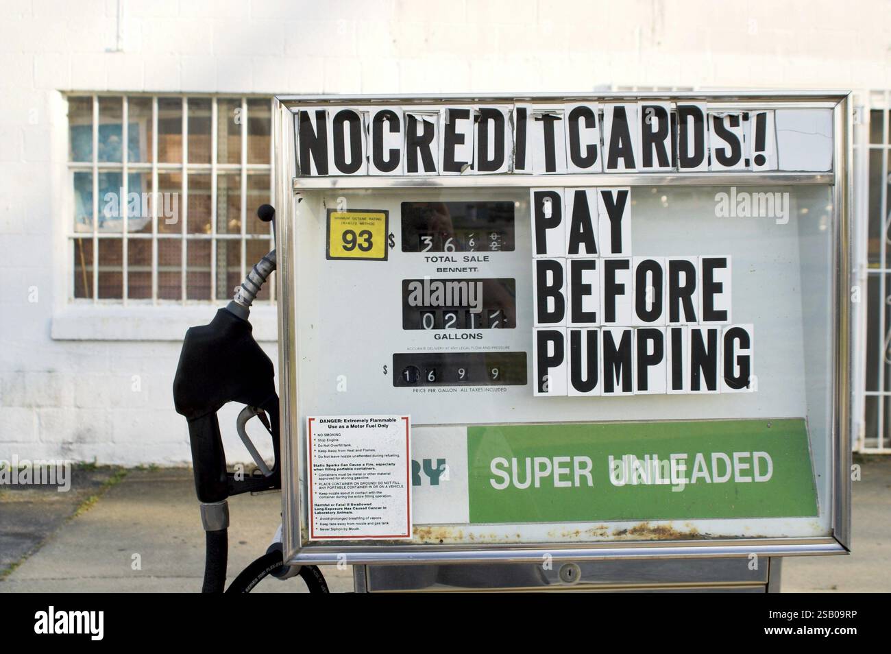 Alte Gaspumpen mit alten Gaspreisen Stockfoto