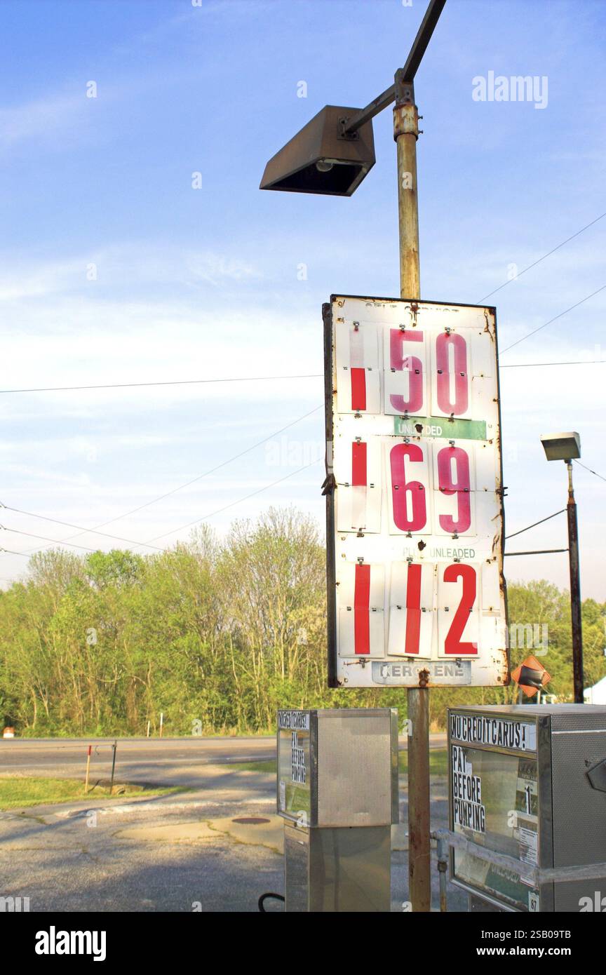 Alte Gaspumpen mit alten Gaspreisen Stockfoto