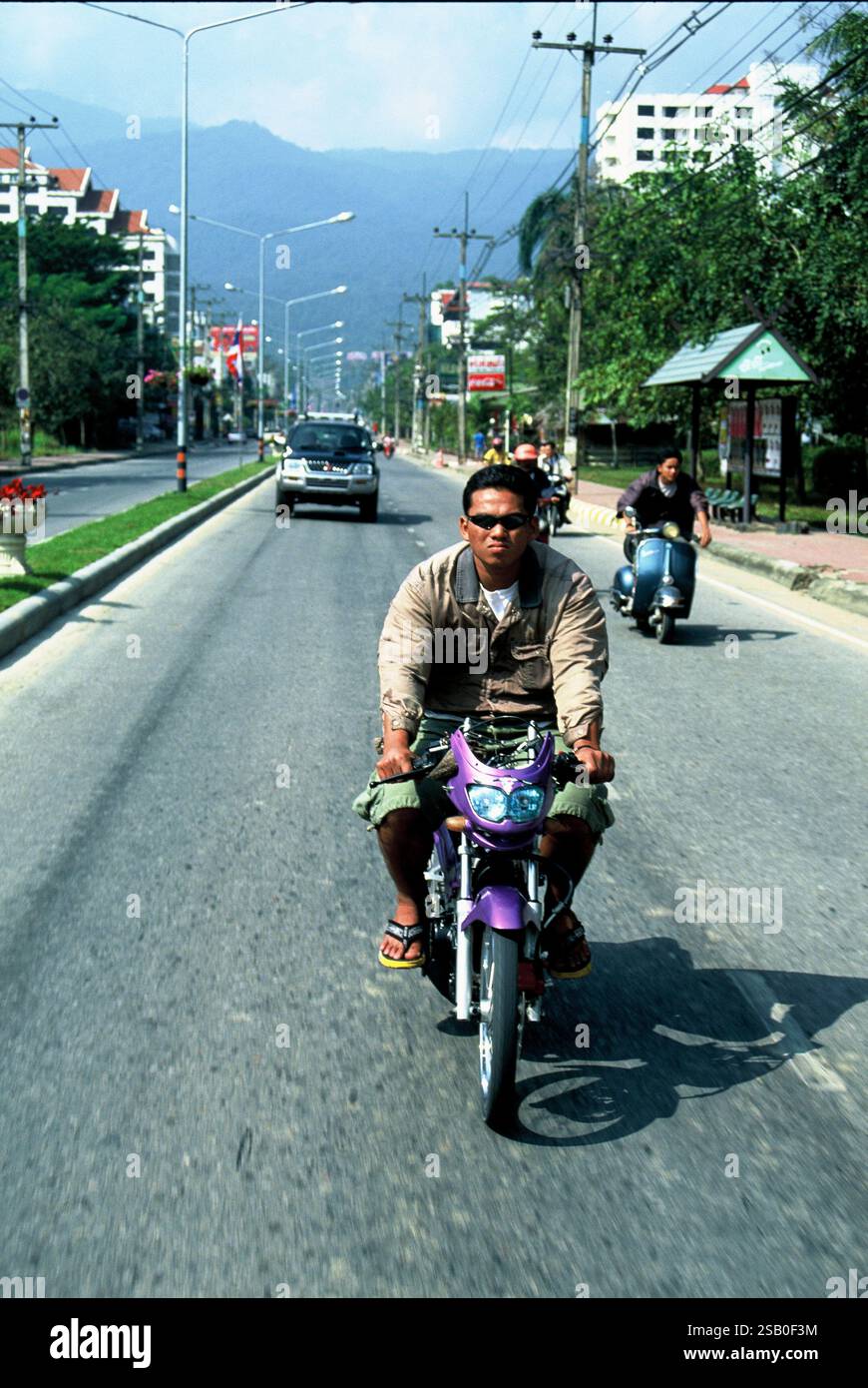 Bangkok, Thailand - 01 Okt 2020 - Motorradfahrer, Roller auf den Straßen zwischen Bangkok und Chang Mai - Thailand Stockfoto