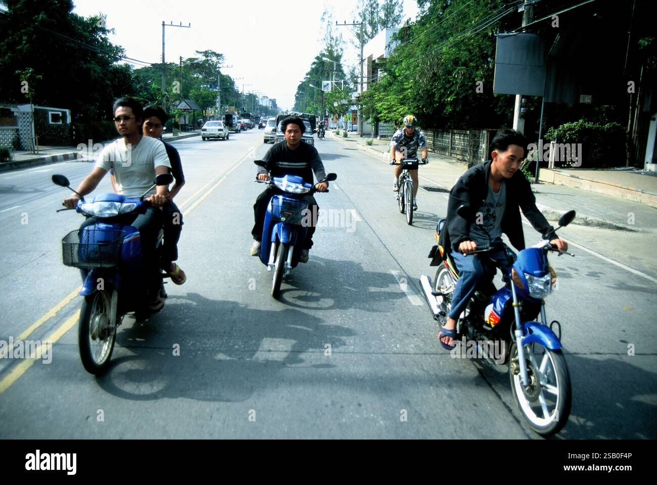 Bangkok, Thailand - 01 Okt 2020 - Motorradfahrer, Roller auf den Straßen zwischen Bangkok und Chang Mai - Thailand Stockfoto