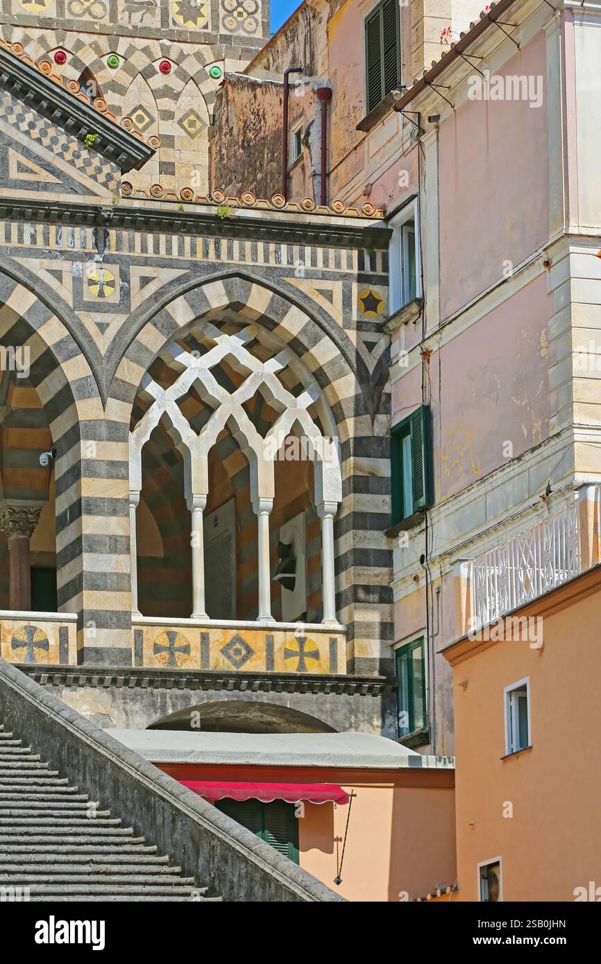 Bogenfenster und Treppen in der Kathedrale des Apostels St. Andreas in Amalfi-Stadt Italien Stockfoto