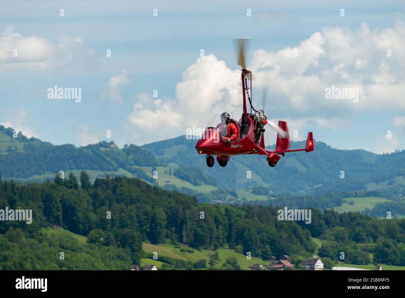 Wangen-Lachen, Schweiz, 26. Mai 2024 HB-WGW Magni M-16C Tandem Trainer Gyro trifft auf einem kleinen Flugplatz ein Stockfoto