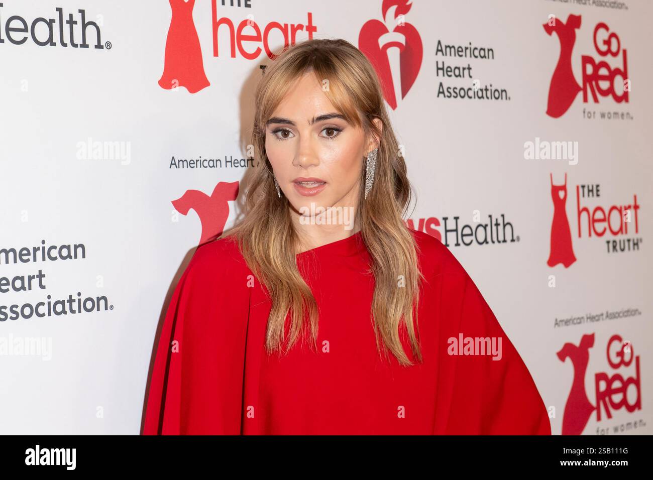 New York, Usa. 30. Januar 2025. Suki Waterhouse nimmt am 30. Januar 2025 an der Go Red for Women Red Dress Collection der American Heart Association im Jazz im Lincoln Center in New York Teil. (Foto von Thenews2/NurPhoto) Credit: NurPhoto SRL/Alamy Live News Stockfoto