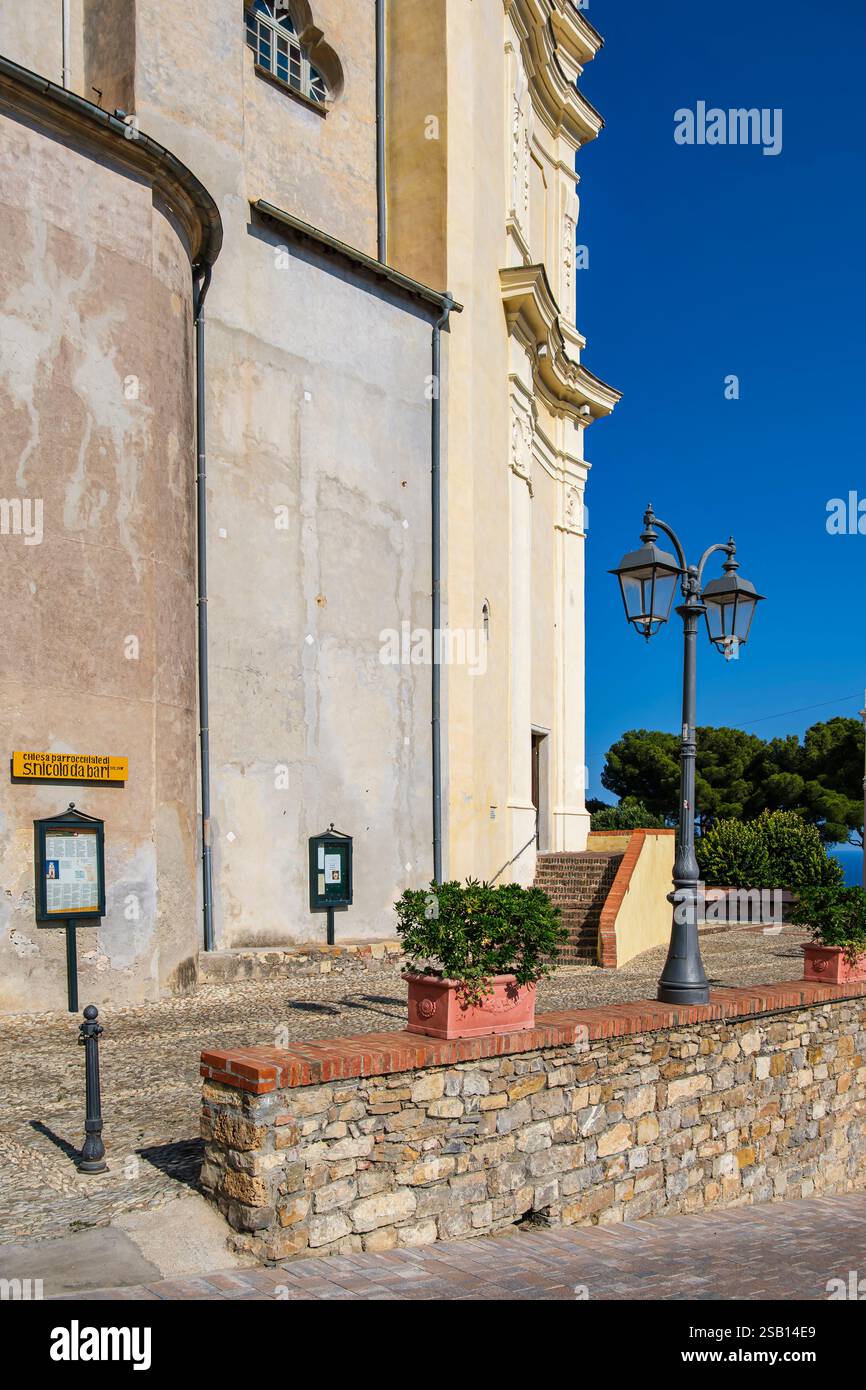 Die Kirche San Nicola di Bari, ein barockes Gebäude im historischen Zentrum der Gemeinde Diano Castello, Provinz Imperia, Italien. Stockfoto