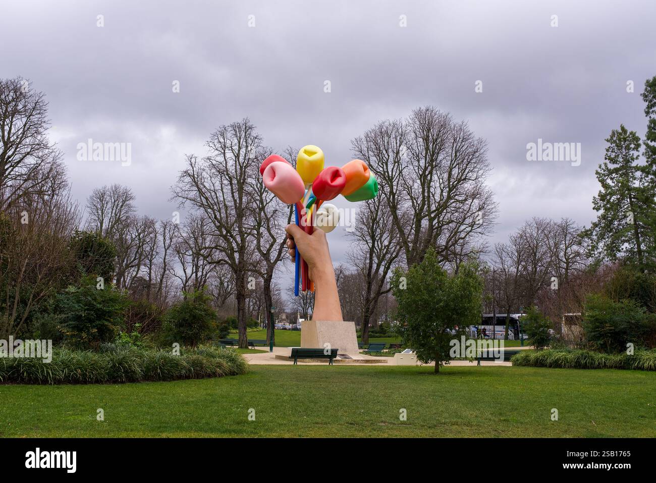 Tulpenstrauß des amerikanischen Künstlers Jeff Koons, außerhalb des Petit Palais in Paris. Die Skulptur ehrt die Opfer der Anschläge vom November 2015 Stockfoto