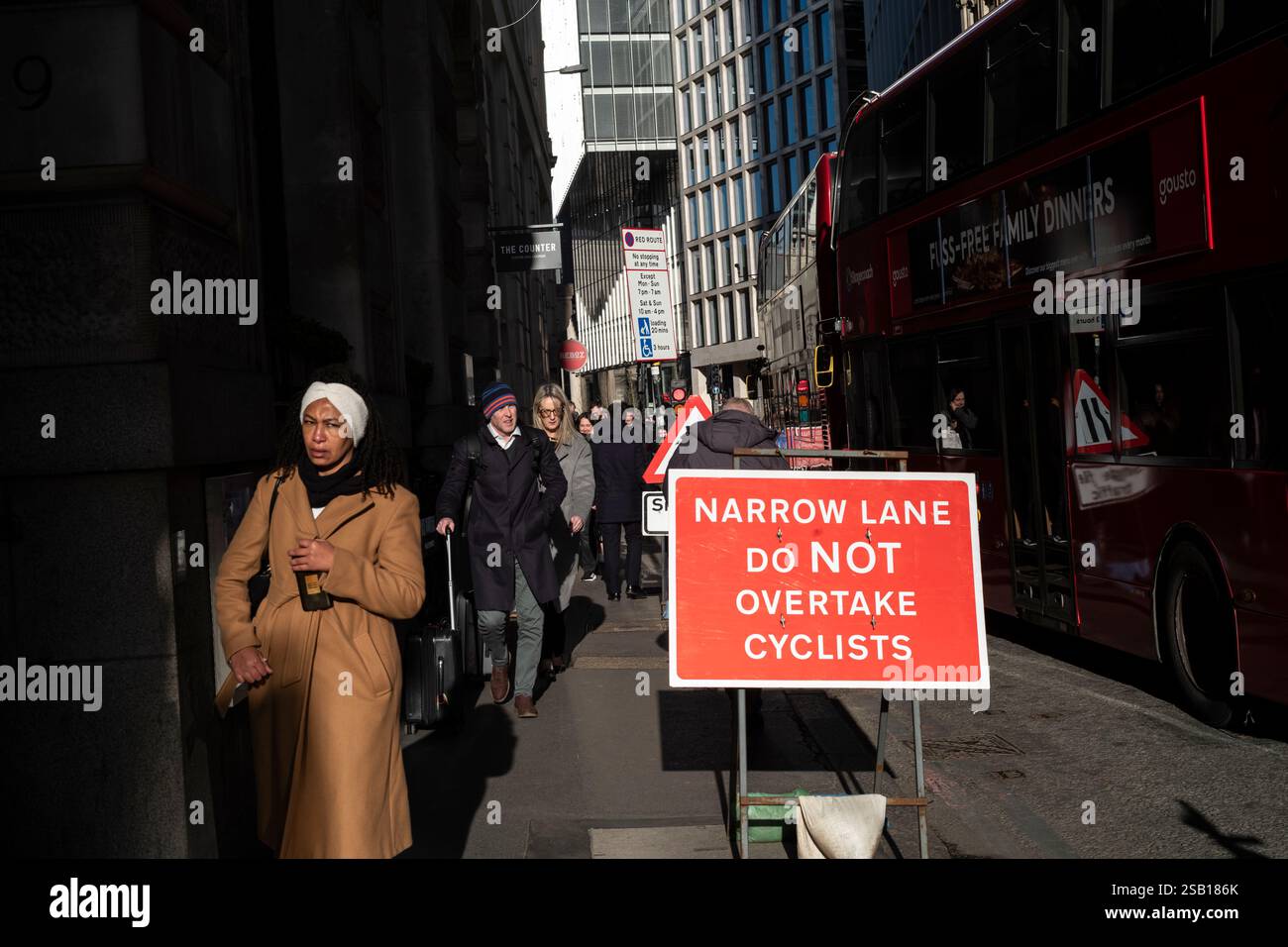 Stadtarbeiter in der Gracechurch Street im Herzen von Londons Square Mile, Finanzviertel an einem klaren Wintertag im Januar, London, England, Großbritannien Stockfoto