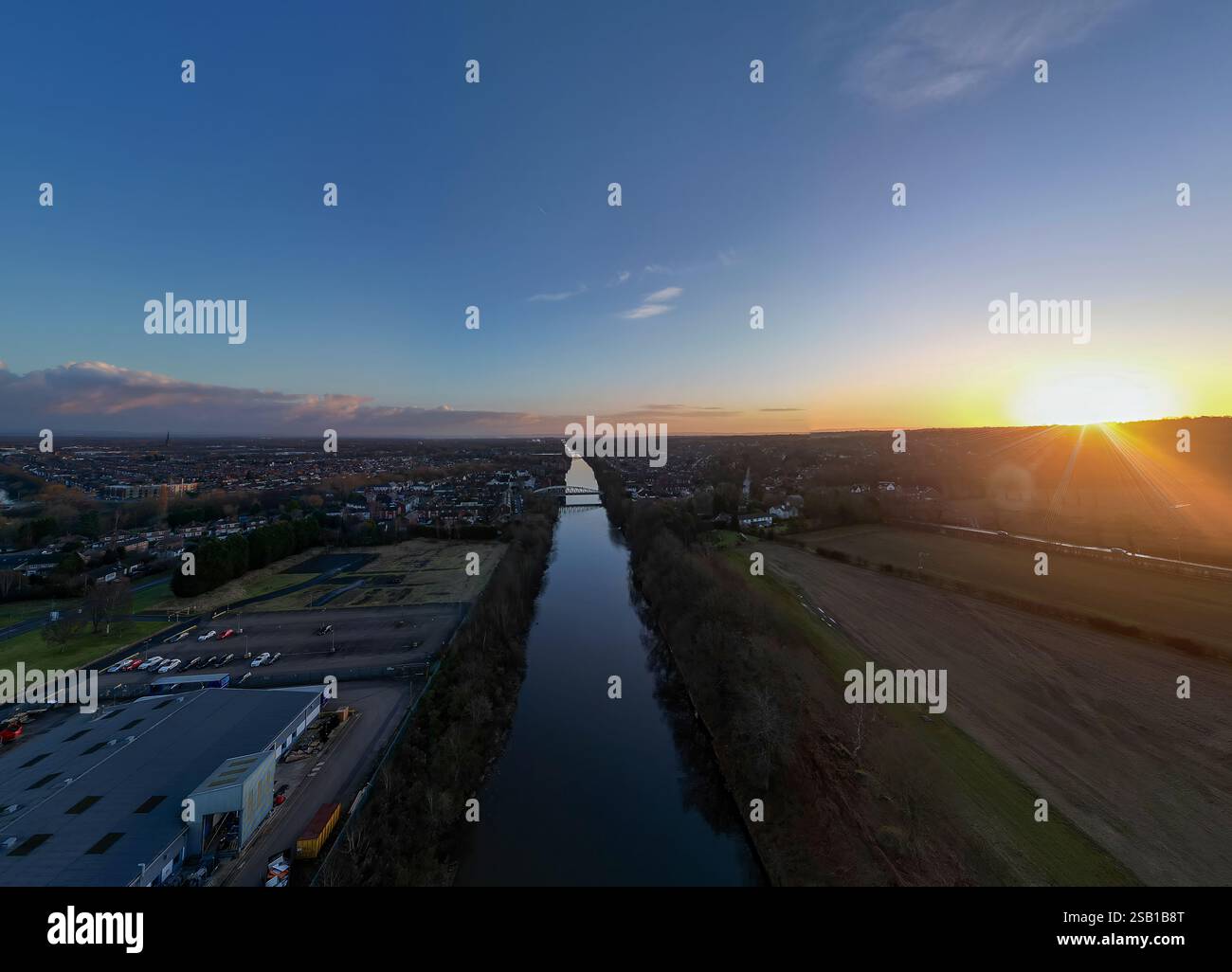 Ein Blick aus der Vogelperspektive auf den Sonnenaufgang über Warrington in Cheshire, Großbritannien Stockfoto
