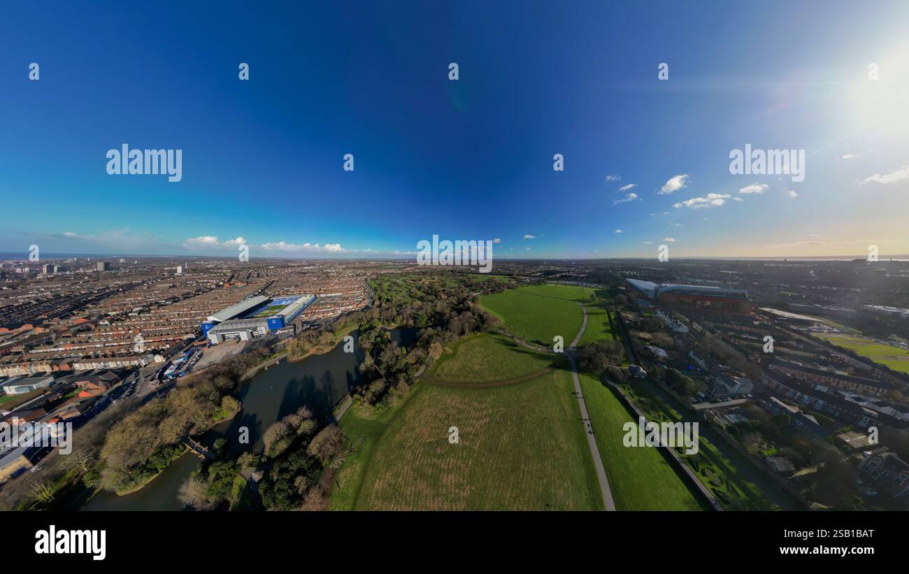 Ein Blick aus der Vogelperspektive auf die Fußballplätze von Goodison Park und Anfield in Liverpool, Großbritannien Stockfoto