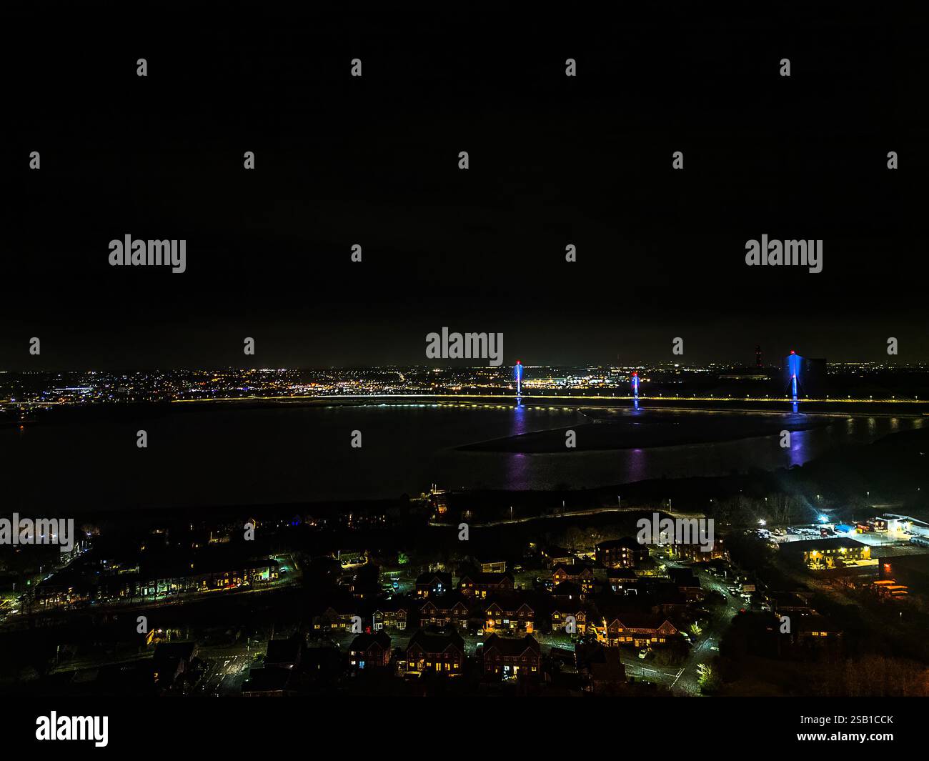 Ein Blick aus der Vogelperspektive auf die Mersey Gateway Bridge bei Nacht über den Fluss Mersey bei Runcorn in Cheshire, Großbritannien Stockfoto