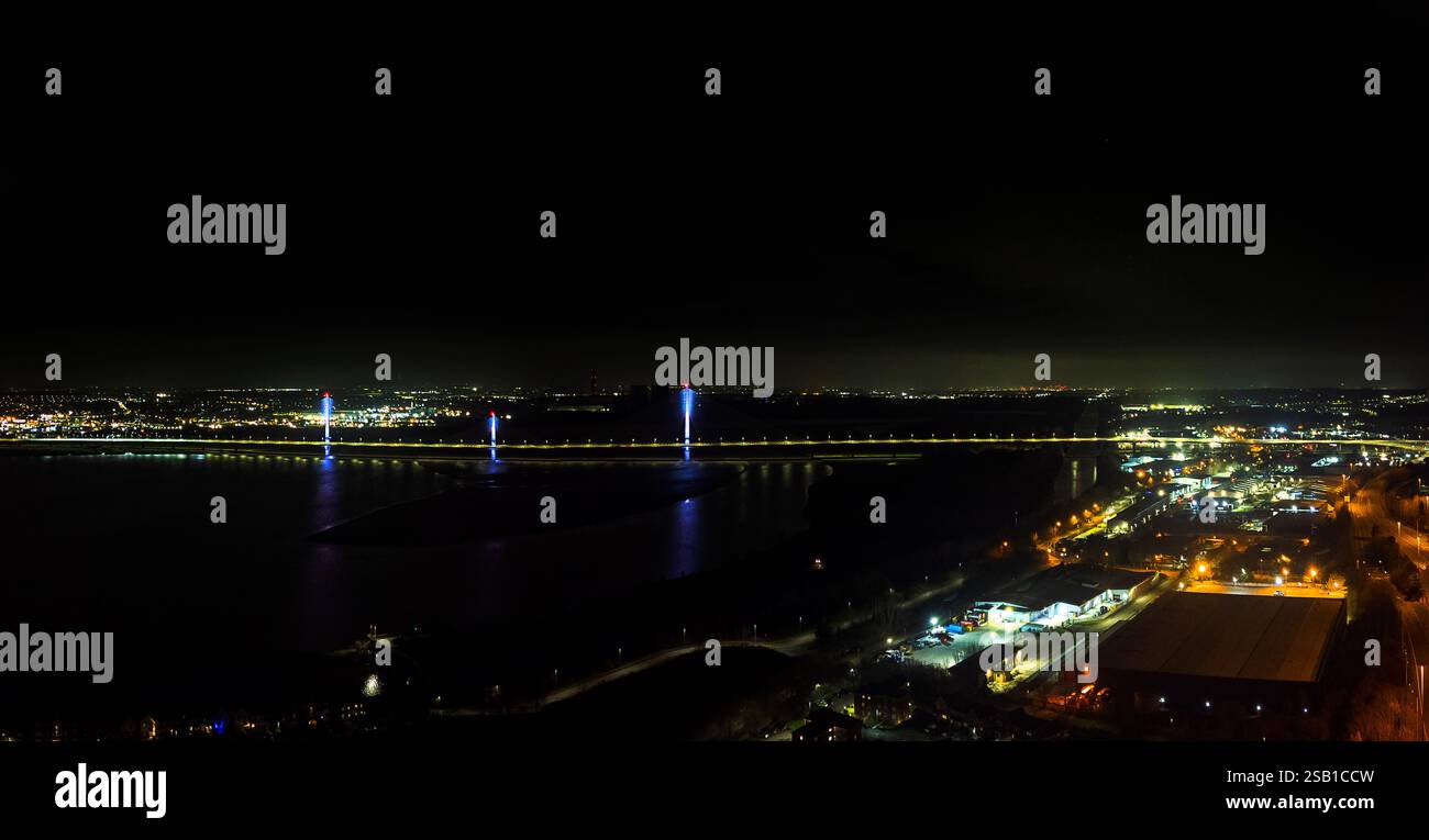 Ein Blick aus der Vogelperspektive auf die Mersey Gateway Bridge bei Nacht über den Fluss Mersey bei Runcorn in Cheshire, Großbritannien Stockfoto
