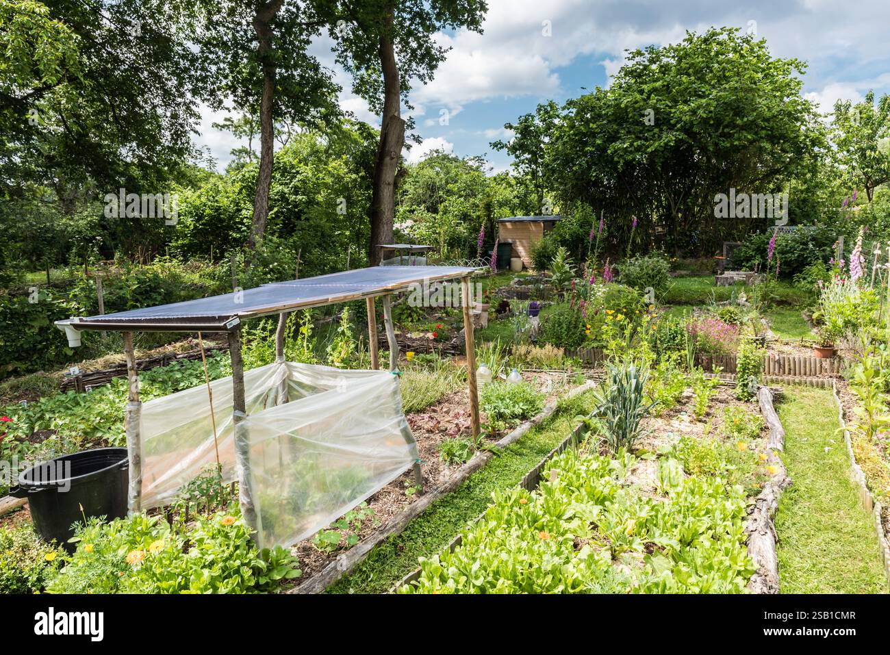 Uccle, Brüssel Belgien - 06 14 2019 Gartenhaus aus Holz und Schuppen in einem Küchengarten im Naturschutzgebiet Avijl Plateau und Park Stockfoto