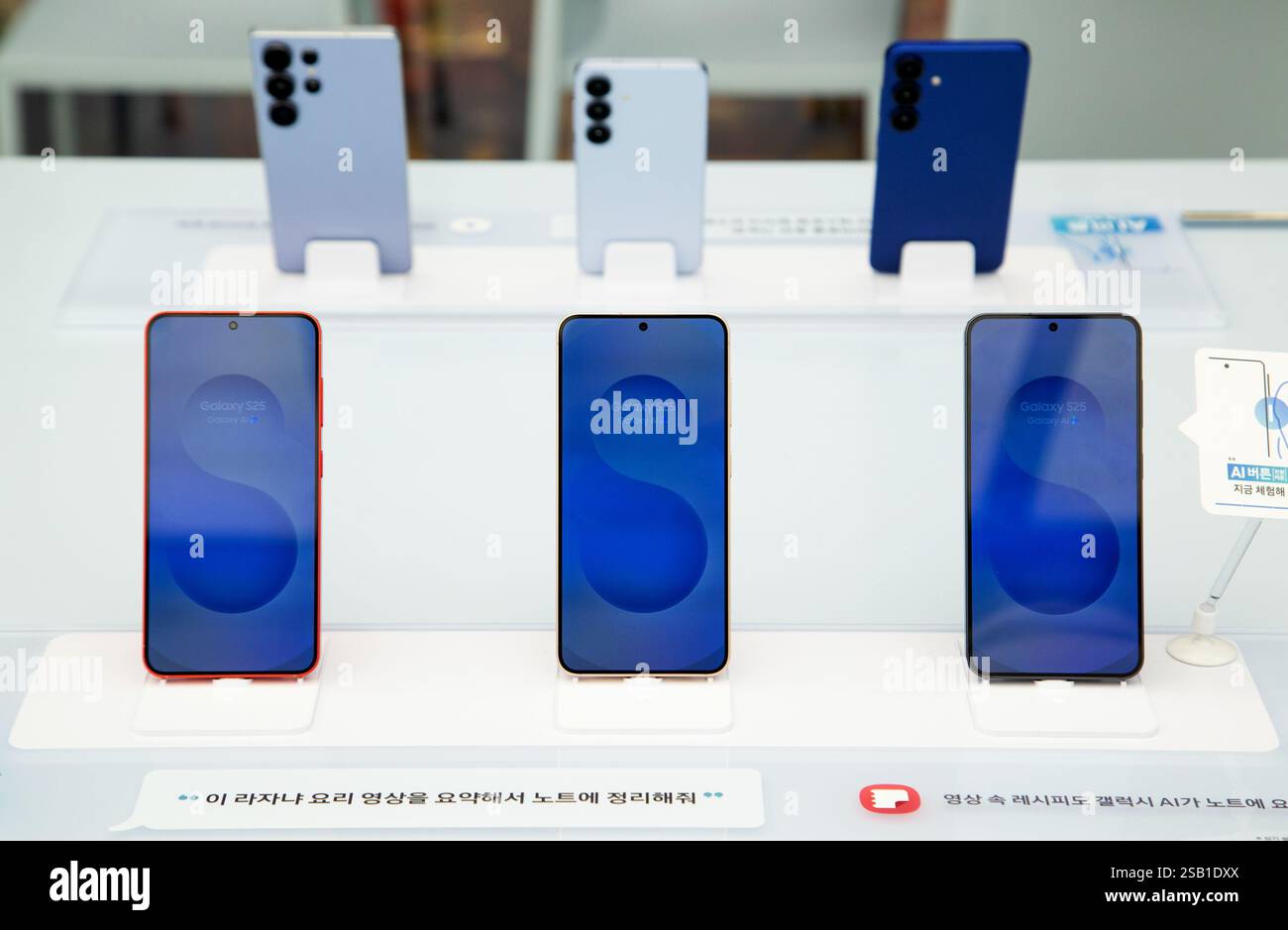 Samsung Electronics, 31. Januar 2025 : Samsung Electronics' neuestes Flaggschiff der Galaxy S25-Serie mit Funktionen für künstliche Intelligenz wird in einem Samsung-Geschäft in Seoul, Südkorea, gesehen. Quelle: Lee Jae-won/AFLO/Alamy Live News Stockfoto