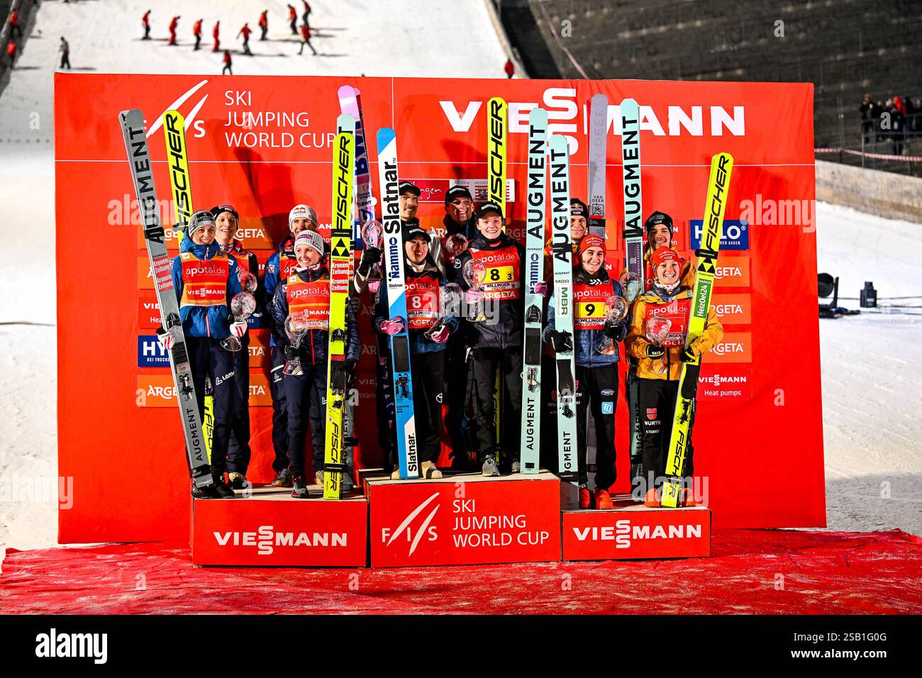 (l-r) EDER Lisa (Oestereich), HOERL Jan (Oestereich), SEIFRIEDSBERGER Jacqueline (Oestereich), TSCHOFENIG Daniel (Oestereich), SUNDAL Kristoffer Eriksen (Norwegen), BJOERSETH Thea Minyan (Norwegen), KVANDAL Eirin Maria (Norwegen 2024 2025 31 2025) Foto: Eibner-Pressefoto/Florian Wiegand Stockfoto