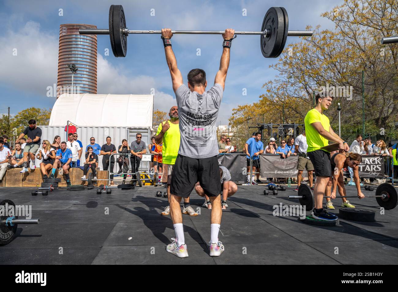 Sevilla, Spanien, 9. November 2024, treten Athleten bei einem dynamischen Crossfit-Event in Sevilla an, bei dem sie Kraft und Können in einer lebhaften Atmosphäre unter Beweis stellen. Stockfoto