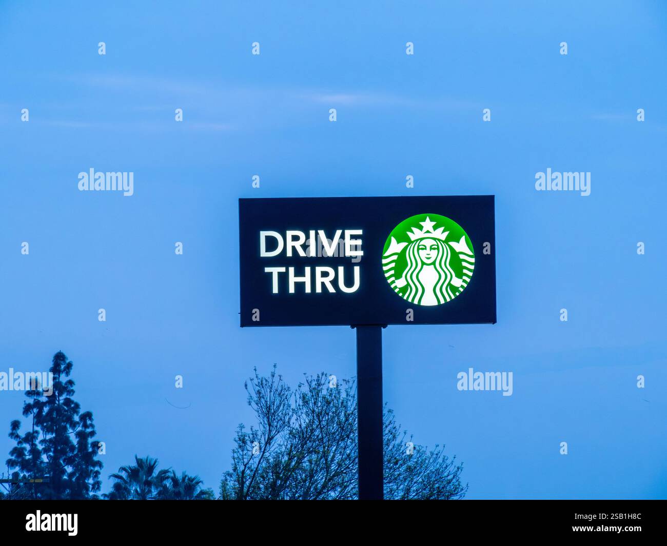 Ein Starbucks Drive-Thru-Schild am kalifornischen Highway 99 in Modesto, Stanislaus County Stockfoto
