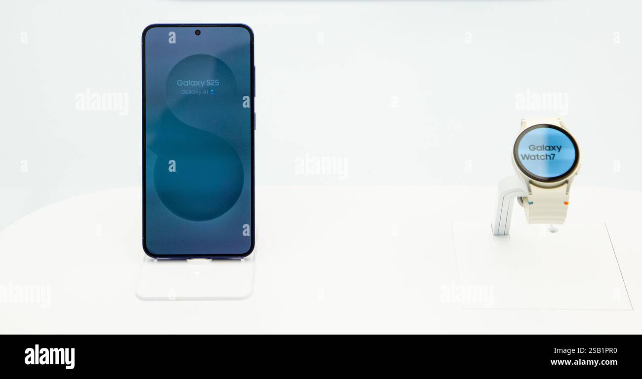 Samsung Electronics, 31. Januar 2025 : Ein Samsung Galaxy S25 Smartphone und eine Samsung Galaxy Watch 7 werden in einem Samsung Store in Seoul, Südkorea, gesehen. Quelle: Lee Jae-won/AFLO/Alamy Live News Stockfoto