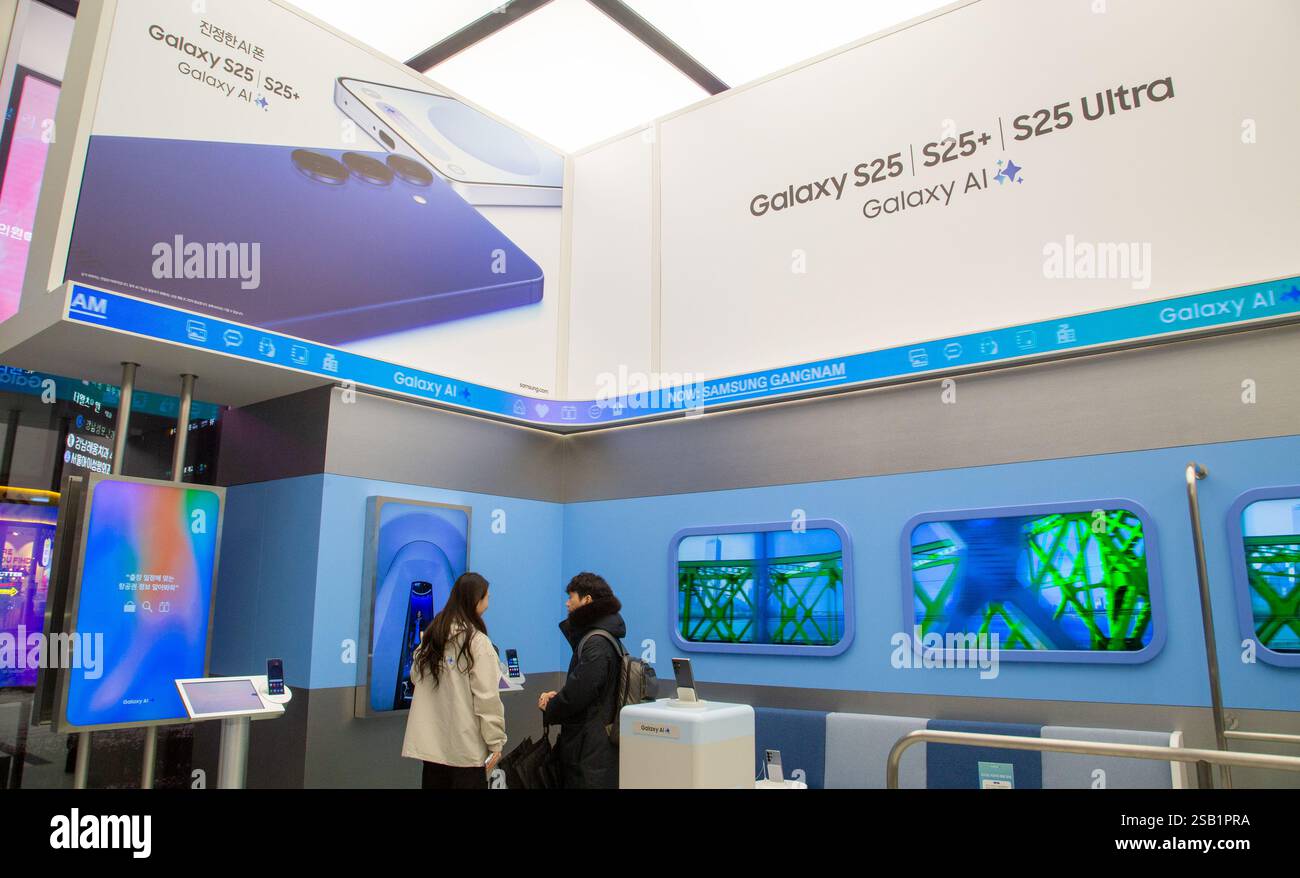 Samsung Electronics, 31. Januar 2025 : Ein Samsung-Shop, der für die Werbung für Samsung Electronics neueste Flaggschiff-Smartphones der Galaxy S25-Serie im Zentrum von Seoul, Südkorea, eingerichtet wurde. Quelle: Lee Jae-won/AFLO/Alamy Live News Stockfoto
