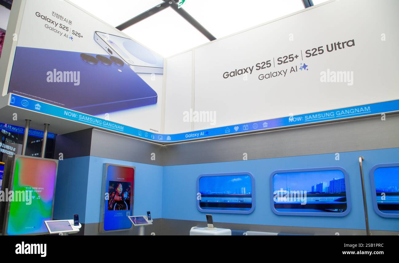 Samsung Electronics, 31. Januar 2025 : Ein Samsung-Shop, der für die Werbung für Samsung Electronics neueste Flaggschiff-Smartphones der Galaxy S25-Serie im Zentrum von Seoul, Südkorea, eingerichtet wurde. Quelle: Lee Jae-won/AFLO/Alamy Live News Stockfoto