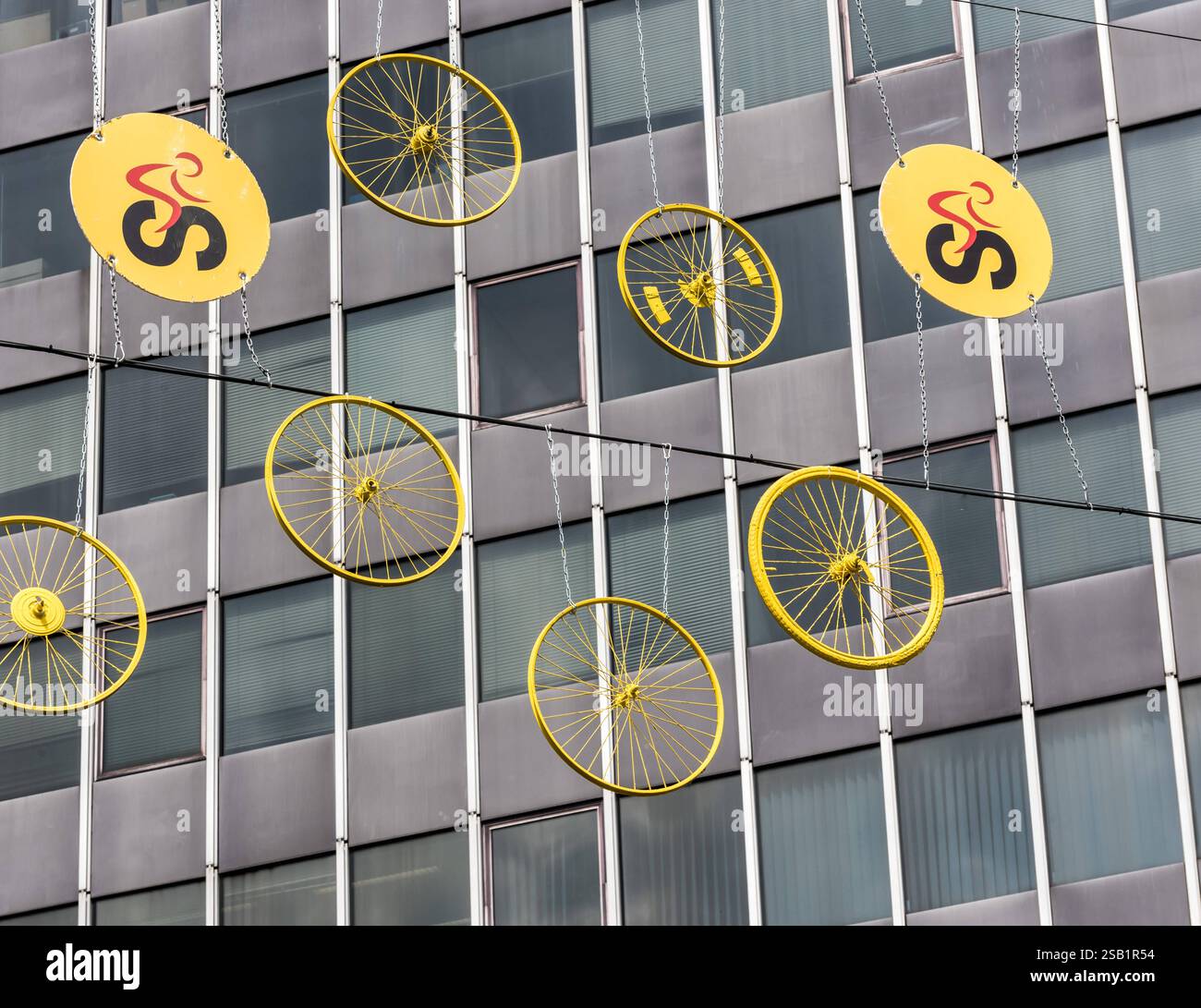 Brüssel Altstadt - Belgien - 07 05 2019 abstrakte Komposition mit Promotion für die Tour de France Grand DÃ Pard mit Fahrrädern und das Gebäude der Brüsseler Stadtverwaltung Stockfoto