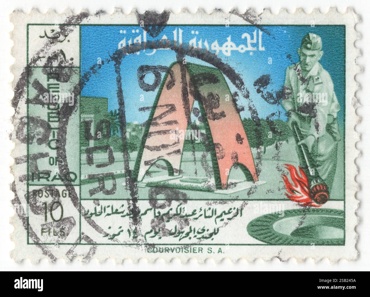 IRAK - 14. Juli 1960: 10 Fils grün, blau und rot Briefmarke mit dem Grabmal des unbekannten Soldaten und Präsidenten Kassem mit Fackel, 2. Jahrestag der Juli-Revolution, auch bekannt als irakischer Militärputsch von 1958, war ein Staatsstreich, der am 14. Juli 1958 im Irak stattfand, der zum Sturz von König Faisal II. Und zum Sturz des Haschemitischen Königreichs Irak führte. Eine Gruppe von irakischen Freien Offizieren, angeführt von Brigadier Abd al-Karim Qasim und Colonel Abdul Salam Arif, nutzte die Gelegenheit und übernahm die Kontrolle über die Hauptstadt und rief eine neue republik unter Leitung des Rates aus Stockfoto