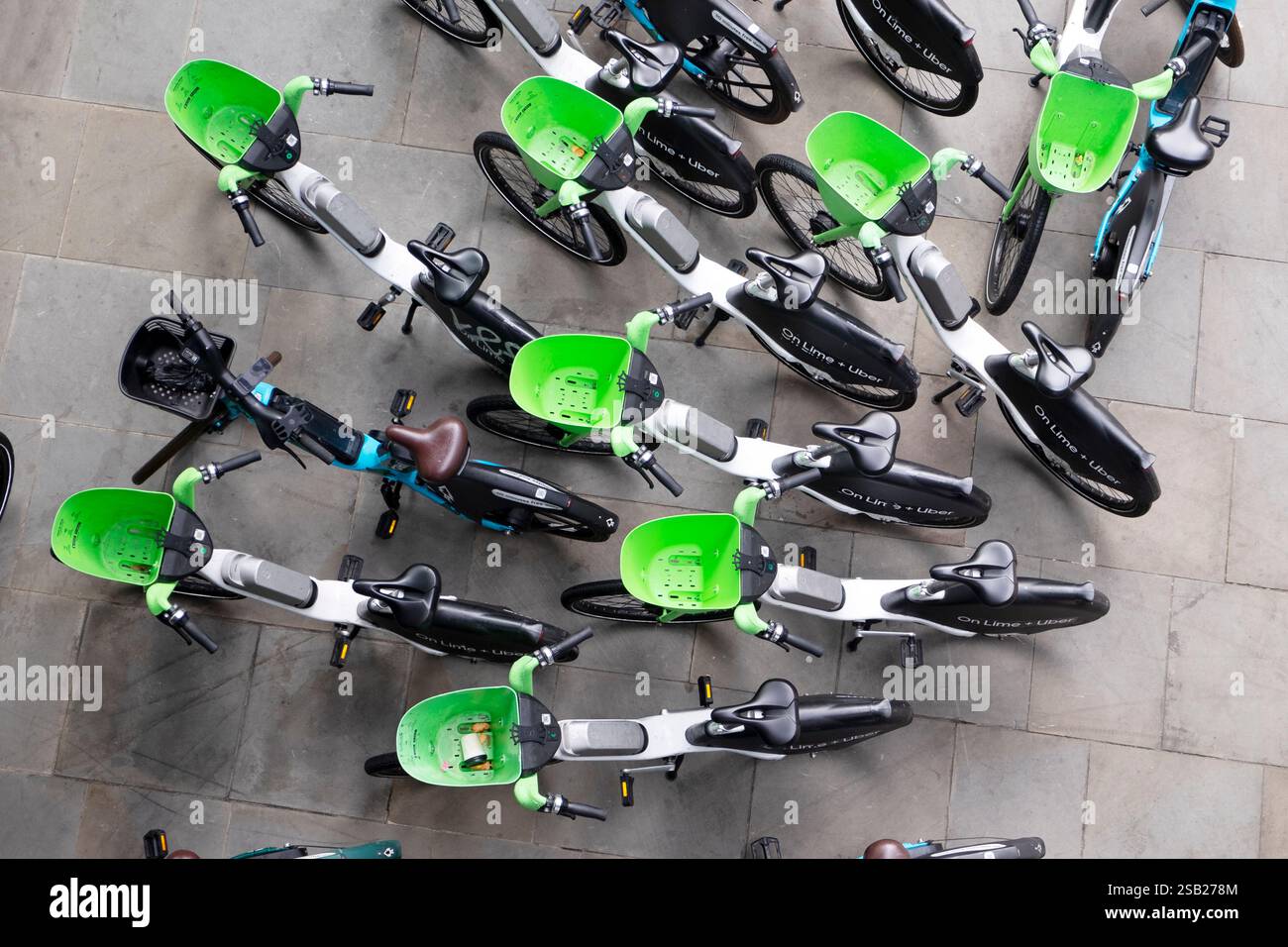 Blick von oben auf viele Lime e Bikes Fahrräder, die auf dem Bürgersteig in Moorgate City of London, England, Großbritannien 2025, Großbritannien, KATHY DEWITT, geparkt sind Stockfoto