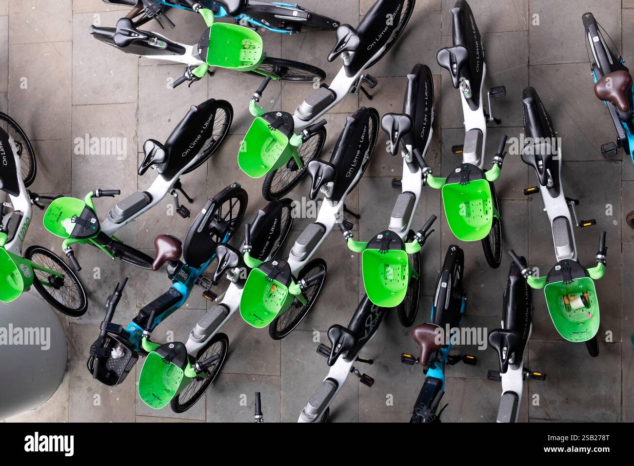 Blick von oben auf viele Lime e-Bikes, die von Radfahrern in Moorgate City of London England Großbritannien 2025 Großbritannien auf dem Gehweg geparkt wurden KATHY DEWITT Stockfoto