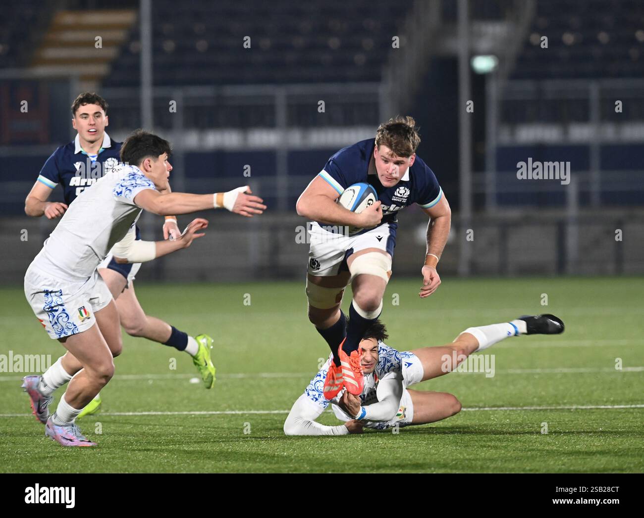 Hive Stadium Edinburgh. Schottland, Großbritannien. Januar 31, 2025. Six Nations Championship Match Schottland U20 gegen Italien U20 EX Schottland Spieler Kenny Logan Sohn Reuben Logan auf einem Rennen für Schottland Credit: eric mccowat/Alamy Live News Stockfoto