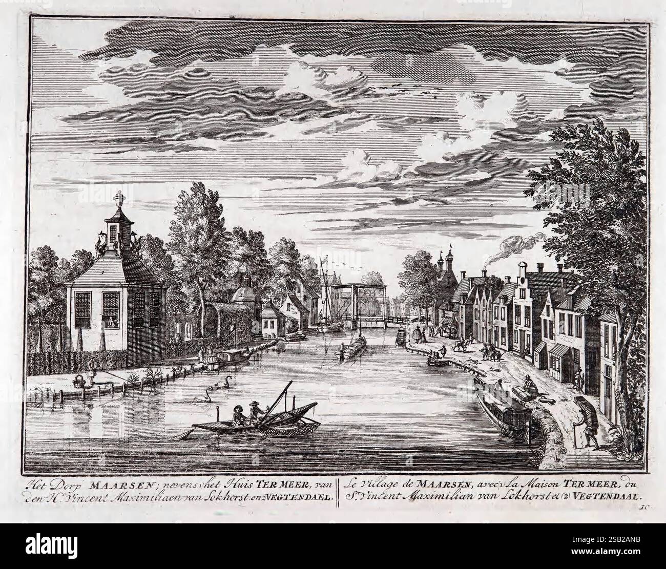 De Zegepraalende Vecht, T'Amsteldam, by de Wed, 1719, Niederlande, Gärten, Europa, Frühwerke, Städte und Städte, Bildwerke, die Szene zeigt eine ruhige Dorflandschaft mit einem ruhigen Kanal, der von charmanten Häusern und Bäumen gesäumt ist. Auf der linken Seite steht eine kleine Kirche mit einem hohen Kirchturm, dessen Präsenz durch das umliegende Grün verstärkt wird. Verschiedene Boote fahren sanft durch den Kanal, während die Menschen an gemütlichen Aktivitäten entlang des Wasserrandes teilnehmen. Die Architektur spiegelt einen klassischen Stil wider, der von Giebeldächern und kunstvollen Dächern geprägt ist Stockfoto
