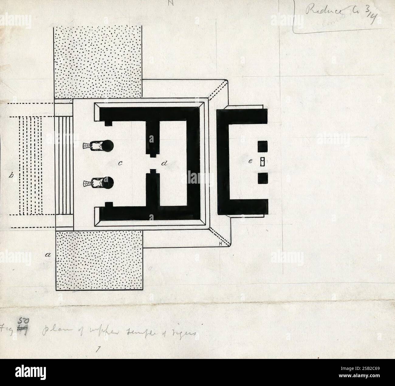 Chichen Itza, Mexiko, 1895, Anthropologie, Archäologie, Chichen Itza, Feldnotizen, Geologie, Illustrationen, Maya-Kunst, Mexiko, Halbinsel Yucatan, Archive, viele Hüte von Holmes, die Illustration zeigt einen Top-down-Architekturplan eines Tempelkomplexes mit einem organisierten Layout, das verschiedene strukturelle Elemente hervorhebt. Im Mittelpunkt des Entwurfs steht ein Haupttempelbau, der mit Buchstaben wie a, b, c, d und e beschriftet ist, um verschiedene Abschnitte oder Merkmale innerhalb des Plans anzuzeigen. Dieser ist von klar definierten Wegen und einem symmetrischen Innenhof umgeben, der eine sorgfältige Berücksichtigung von Spati andeutet Stockfoto