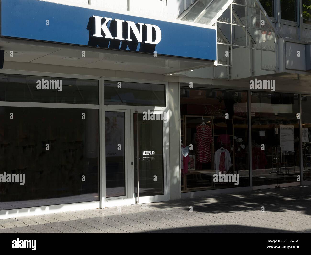 Neuwied, Deutschland - 12. Juni 2022: Schaufenster und Vorderseite des örtlichen Ladengeschäfts. KIND ist ein deutscher Händler für Hörgeräte Stockfoto