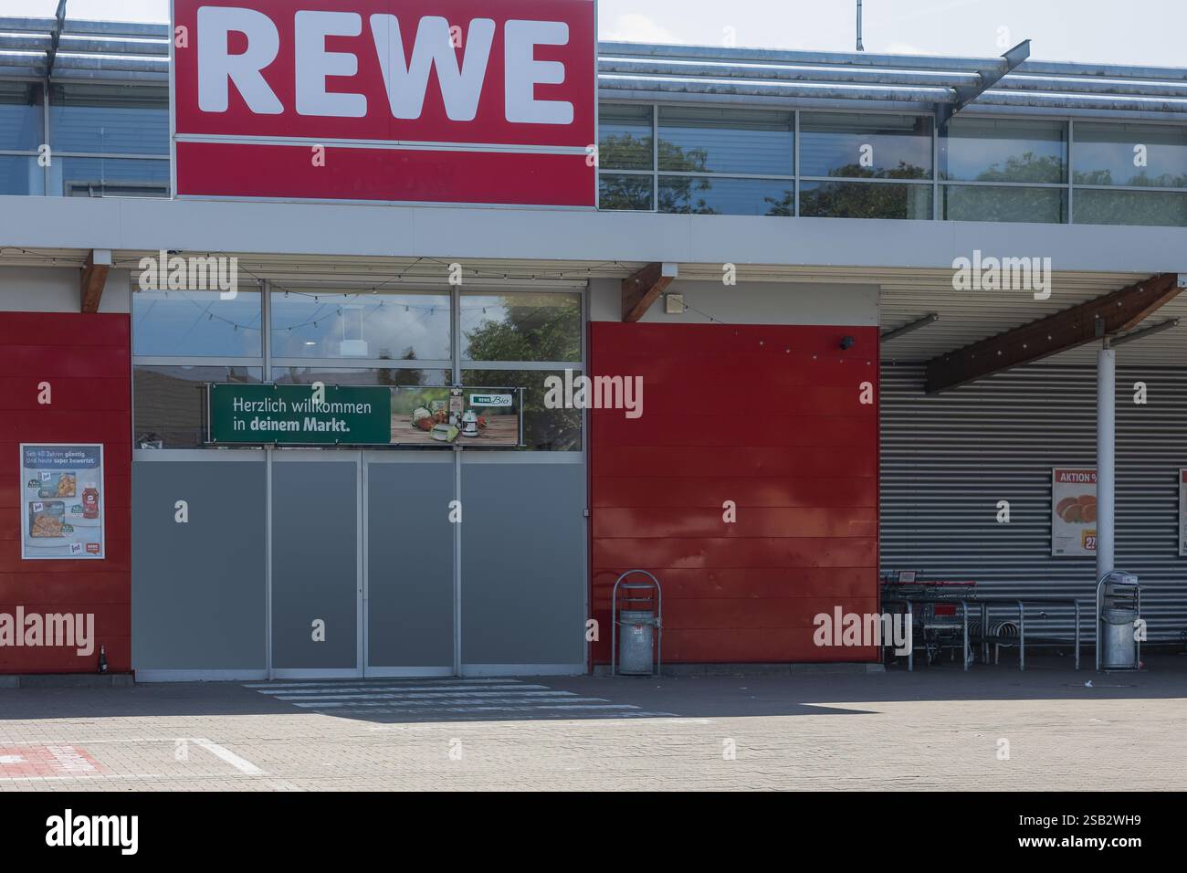 Neuwied, Deutschland - 12. Juni 2022: Eingang und Fassade des Lebensmittelgeschäfts „REWE“ Stockfoto