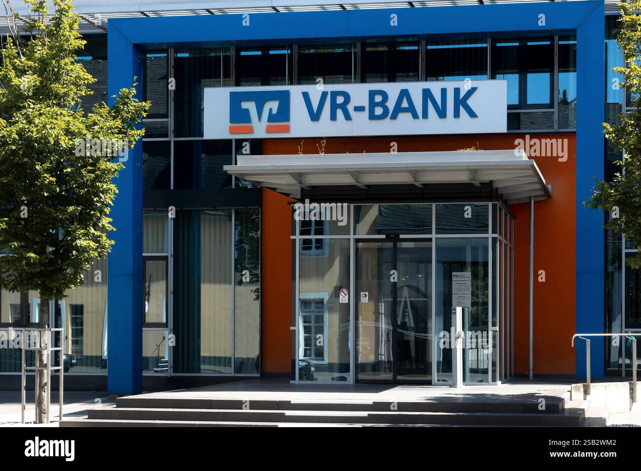 Neuwied, Deutschland - 12. Juni 2022: Fassade und Schaufenster der deutschen Bank 'VR-Bank' mit Schriftzug und Logo Stockfoto