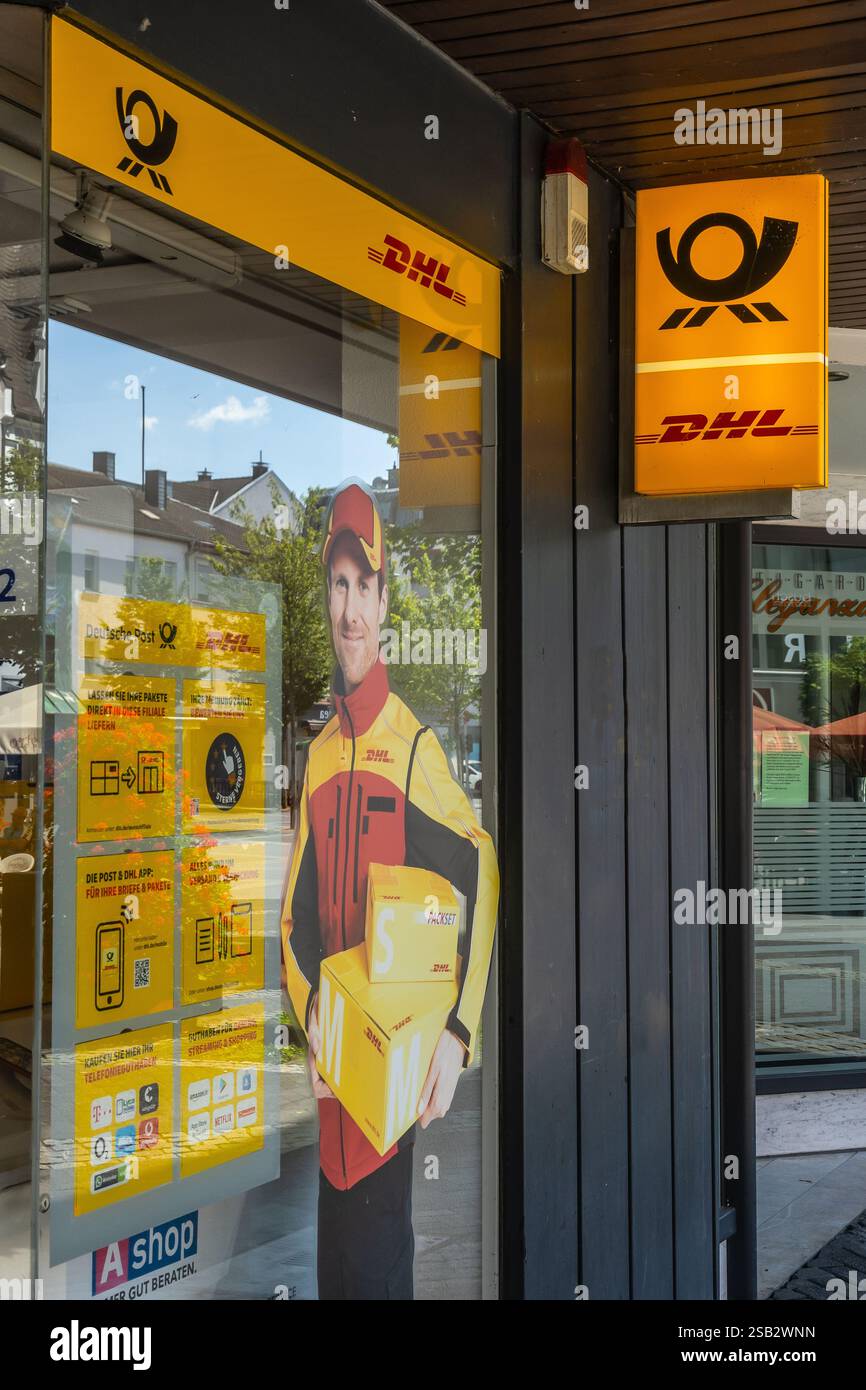 Neuwied, Deutschland - 12. Juni 2022: Teil der Fassade eines DHL-Ladens. DHL gehört zur Deutsche Post DHL Group mit den Abteilungen Express, Global for Stockfoto