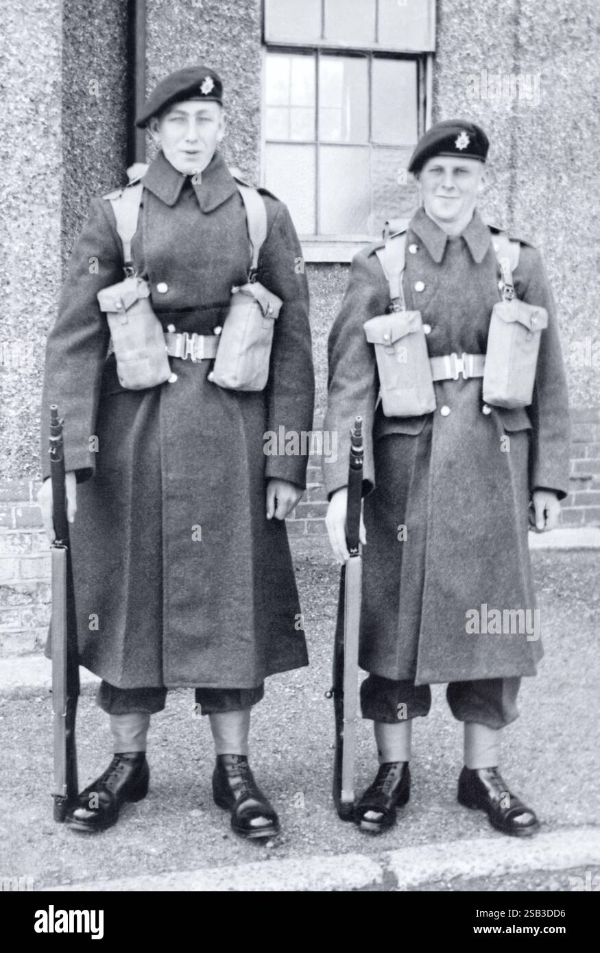 Die Besatzung von Brian Grover und Alan Hayes vom A2-Trupp, Nr. 395, Nr. 3 des Ausbildungsbataillons, Royal Army Service Corps, 1955. Stockfoto