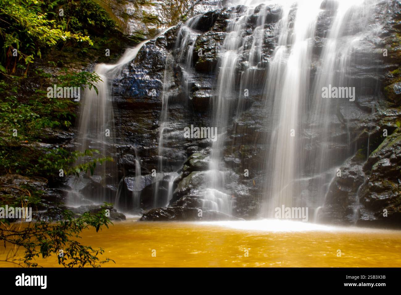 Langsame Aufnahme des Antares Wasserfalls am São Thomé das Letras, Minas Gerais, Brasilien Stockfoto