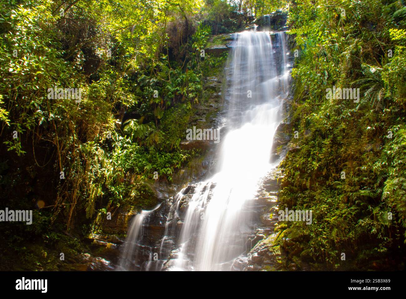 Langsame Aufnahme des Antares Wasserfalls am São Thomé das Letras, Minas Gerais, Brasilien Stockfoto