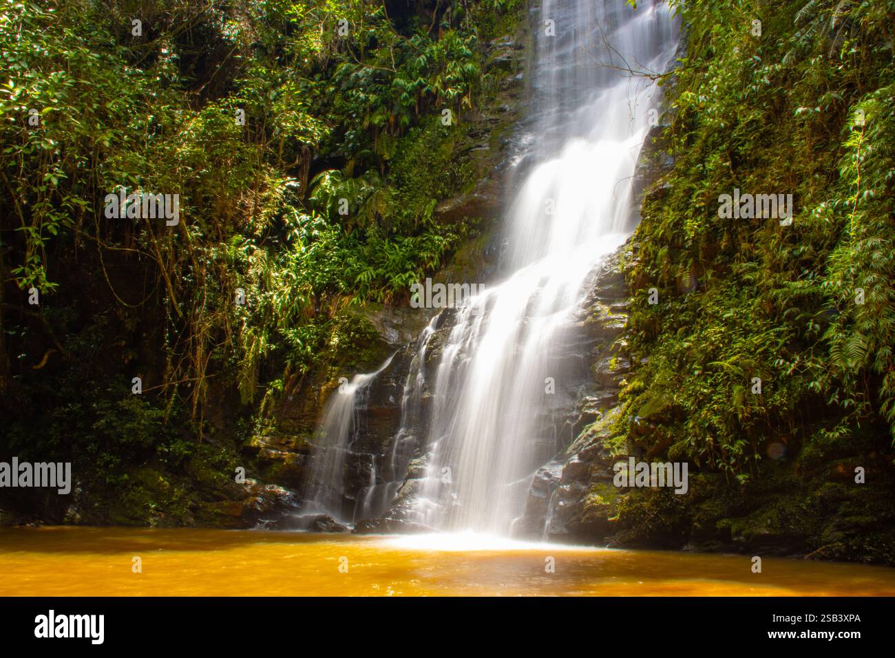 Langsame Aufnahme des Antares Wasserfalls am São Thomé das Letras, Minas Gerais, Brasilien Stockfoto